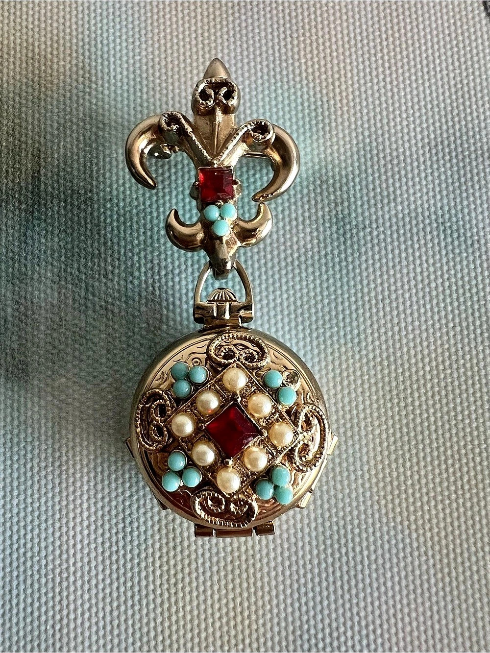 Vintage Coro Multi-Photo Locket Brooch – Fleur-de-Lis Design